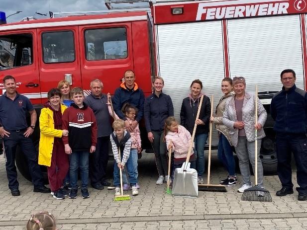 Gruppenbild vor dem Feuerwehrauto