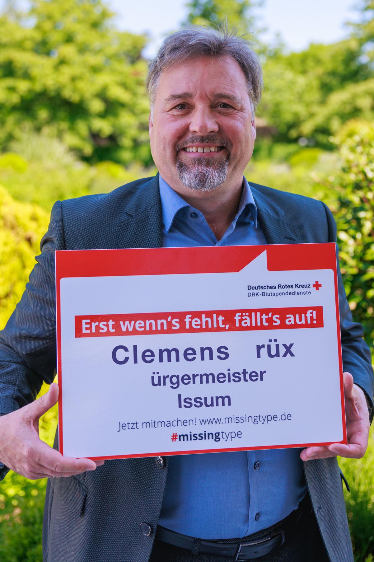 Clemens Brüx mit Schild der Missing Type Kampagne, Foto: Deutsches Rotes Kreuz