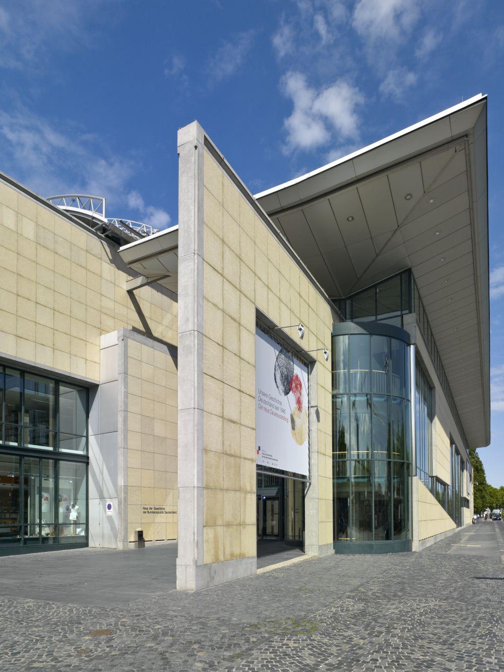 Eingang des Museumsgebäudes "Haus der Geschichte" in Bonn