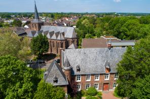 Luftbild: Haus Issum und Kirche St. Nikolaus