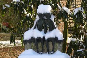 Foto: Bronzestatuette "Zwei Mädchen auf Stein sitzend" von Clemens Pasch im Schnee