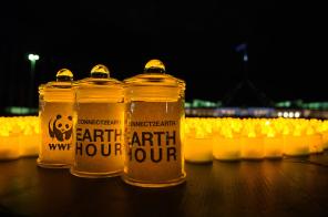 Leuchtende Kerzen mit der Aufschrift Earth Hour