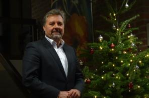 Bürgermeister vor einem geschmückten Weihnachtsbaum