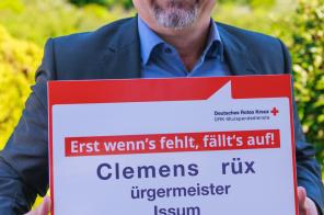 Clemens Brüx mit Schild der Missing Type Kampagne