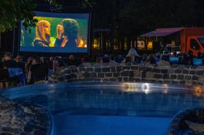 Open Air Kino im Freibad, Leinwand und Blick auf das Wasser