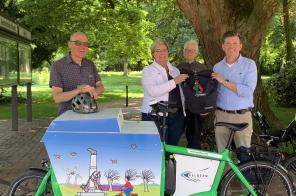Gruppenbild vor dem Fahrrad der Stadt Geldern