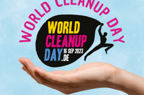 Das Logo des World Cleanup Day auf einer Hand