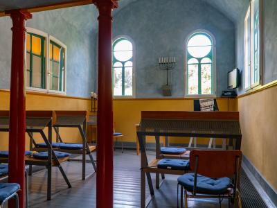 Schulbänke in der Synagoge