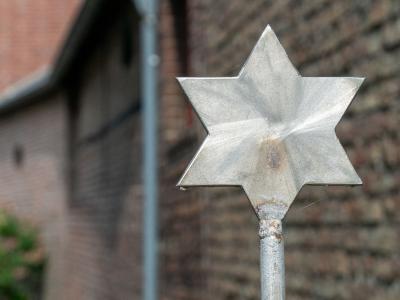 Metallener Davidstern vor der Synagoge