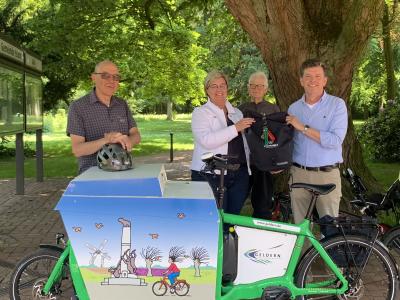 Gruppenbild vor dem Fahrrad der Stadt Geldern